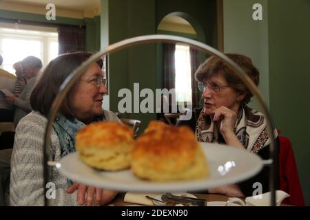 Boswell Book Festival Dumfries House, East Ayrshire, Schottland, Großbritannien. Zwei Frauen schauen sich ein Kochbuch von Sue Lawrence an, einer schottischen Kocherin und Essensschriftstellerin, die für ihre Förderung traditioneller schottischer Rezepte und regionaler Produkte bekannt ist. Stockfoto