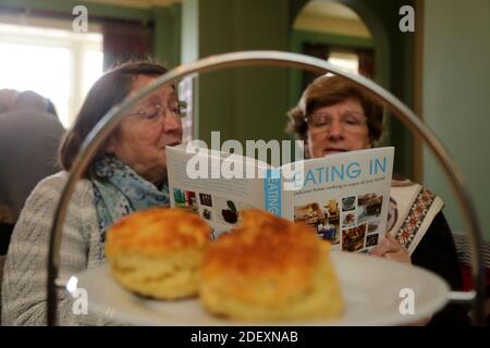 Boswell Book Festival Dumfries House, East Ayrshire, Schottland, Großbritannien. Zwei Frauen schauen sich ein Kochbuch von Sue Lawrence an, einer schottischen Kocherin und Essensschriftstellerin, die für ihre Förderung traditioneller schottischer Rezepte und regionaler Produkte bekannt ist. Stockfoto