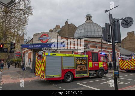 London, Großbritannien. Dezember 2020. Feuerwehrfahrzeuge riefen in Notfällen am frühen Morgen zur Kennington U-Bahn-Station, als Rauch aus dem nördlichen U-Bahn-Tunneleingang auf die Südplattform der Station kam (vom Fotografen bezeugt). Schnelle Evakuierung die Treppe hinauf, als die Feuerwehr eintraf. Dienste später wieder aufgenommen. Quelle: Malcolm Park/Alamy Live News. Stockfoto