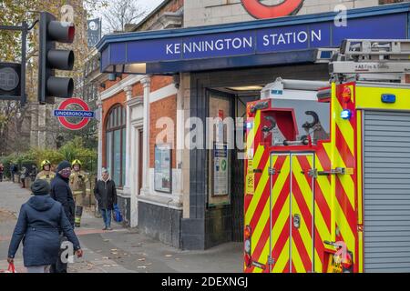 London, Großbritannien. Dezember 2020. Feuerwehrfahrzeuge riefen in Notfällen am frühen Morgen zur Kennington U-Bahn-Station, als Rauch aus dem nördlichen U-Bahn-Tunneleingang auf die Südplattform der Station kam (vom Fotografen bezeugt). Schnelle Evakuierung die Treppe hinauf, als die Feuerwehr eintraf. Dienste später wieder aufgenommen. Quelle: Malcolm Park/Alamy Live News. Stockfoto