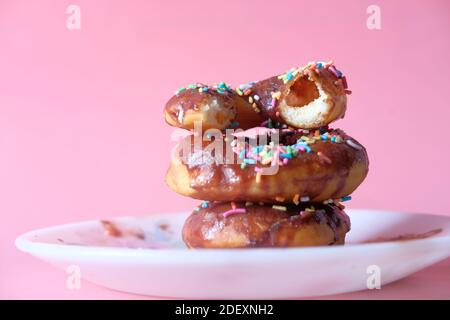 Stapel Schokolade Donuts auf Teller mit Kopierer Platz Stockfoto