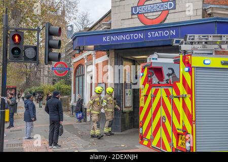 London, Großbritannien. Dezember 2020. Feuerwehrfahrzeuge riefen in Notfällen am frühen Morgen zur Kennington U-Bahn-Station, als Rauch aus dem nördlichen U-Bahn-Tunneleingang auf die Südplattform der Station kam (vom Fotografen bezeugt). Schnelle Evakuierung die Treppe hinauf, als die Feuerwehr eintraf. Dienste später wieder aufgenommen. Quelle: Malcolm Park/Alamy Live News. Stockfoto