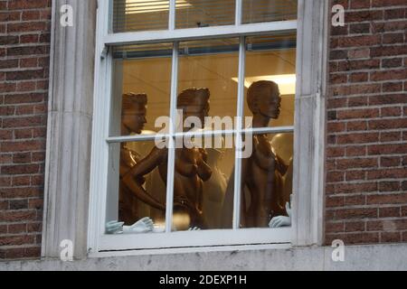 Nottingham, Nottinghamshire, Großbritannien. Dezember 2020. Die Übungspuppen stehen im Fenster eines Debenhams, nachdem die Kaufhauskette zusammengebrochen war, aber ihre Geschäfte für einen Lagerverkauf geöffnet hatte. Credit Darren Staples/Alamy Live News. Stockfoto