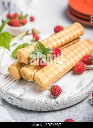 Traditionelle russische Nachspeise. Hausgemachte Waffel Kegel mit Sahne süß gekochte Kondensmilch Stockfotografie
