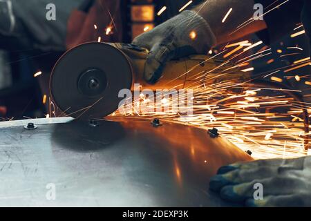 Metallbearbeitung mit Winkelschleifer. Funken in der Metallbearbeitung Stockfoto