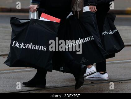 Nottingham, Nottinghamshire, Großbritannien. Dezember 2020. Frauen tragen Debenhams Taschen, nachdem die Kaufhauskette zusammengebrochen ist, aber ihre Geschäfte für einen Lagerverkauf geöffnet hat. Credit Darren Staples/Alamy Live News. Stockfoto