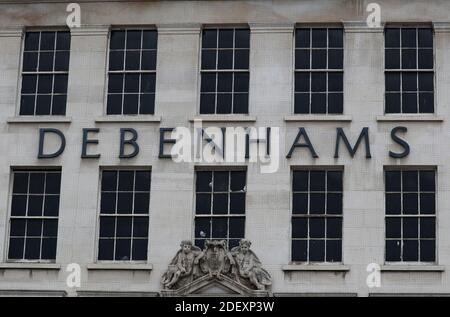 Nottingham, Nottinghamshire, Großbritannien. Dezember 2020. Fassade eines Debenhams, nachdem die Kaufhauskette zusammenbrach, aber ihre Geschäfte für einen Lagerverkauf öffnete. Credit Darren Staples/Alamy Live News. Stockfoto