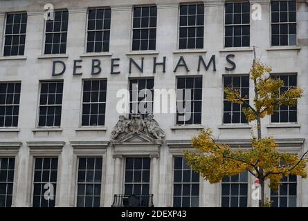 Nottingham, Nottinghamshire, Großbritannien. Dezember 2020. Fassade eines Debenhams, nachdem die Kaufhauskette zusammenbrach, aber ihre Geschäfte für einen Lagerverkauf öffnete. Credit Darren Staples/Alamy Live News. Stockfoto