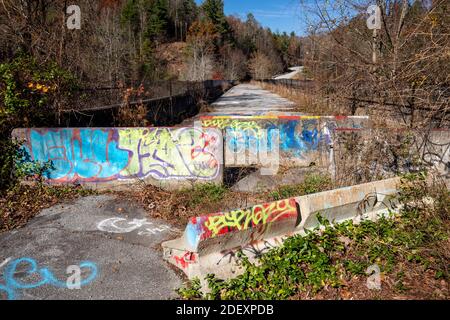 Graffiti und Barrikaden auf der High Bridge oder Green River Bridge zwischen Flat Rock und Saluda, North Carolina, USA Stockfoto