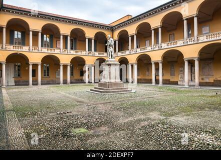 Die Statue und der Hof von Alessandro Volta in der Universität von Pavia, Lombardei, Italien Stockfoto