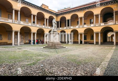 Pavia, Lombardei, Italien - 25. Februar 2014: Die Statue und der Hof von Alessandro Volta in der Universität von Pavia. Stockfoto