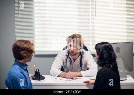 Eine Familie bei den Ärzten Termin, mit einer jährlichen medizinischen Untersuchung. Stockfoto