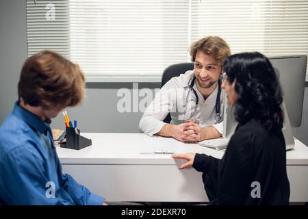 Eine Familie bei den Ärzten Termin, mit einer jährlichen medizinischen Untersuchung. Stockfoto