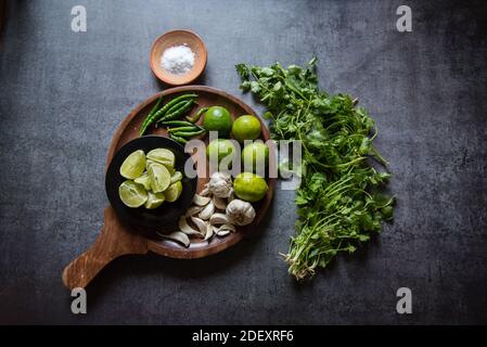 Beliebte indische Gericht grünen Chutney oder eingelegtes Zutaten auf ein Holzplatte Stockfoto