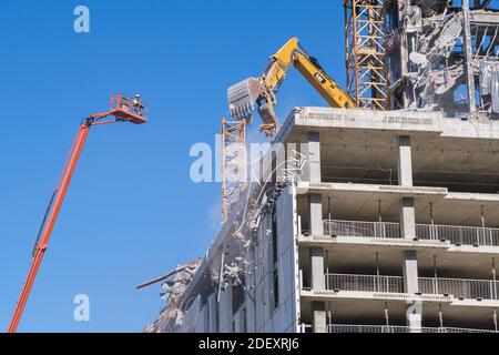 NEW ORLEANS, LA - 17. NOVEMBER 2020: Abriss des eingestürzten Hard Rock Hotels, wo 3 Menschen starben Stockfoto