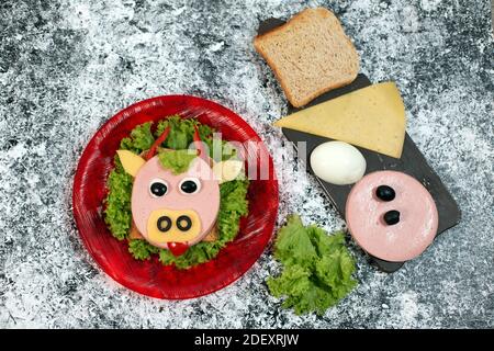 Symbol des Jahres 2021 Bullenkuh. Tabelleneinstellung für Neujahr. Lustiges Sandwich in Form eines Stiers aus Toast, Draufsicht, Kopierraum. Stockfoto