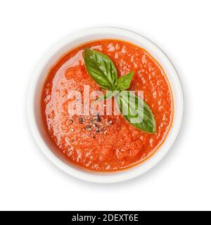 Kalte Gazpachosuppe mit reifen Tomaten, Gurke und Basilikum. Isoliert auf weißem Hintergrund. Draufsicht flach liegend Stockfoto