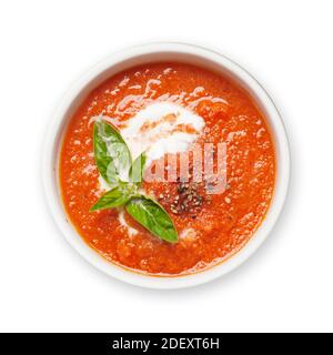 Kalte Gazpachosuppe mit reifen Tomaten, Gurke und Basilikum. Isoliert auf weißem Hintergrund. Draufsicht flach liegend Stockfoto