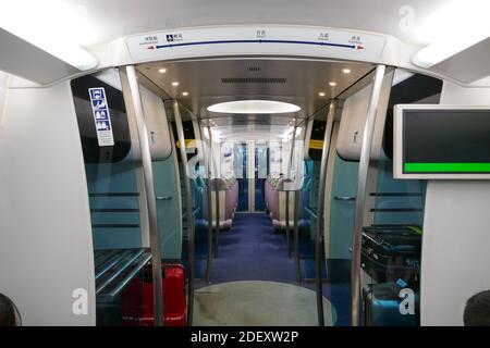 2 Aug 2015 Interior of Airport Express, der schnellste Weg vom internationalen Flughafen nach Central, Hong Kong. Stockfoto