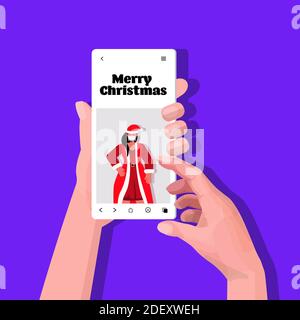 Hände mit Smartphone mit santa Frau auf dem Bildschirm Neujahr weihnachten Feiertage Feier coronavirus Quarantäne selbst Isolation Konzept Porträt Vektor Abbildung Stock Vektor