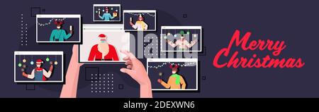 Menschliche Hände mit Tablet pc santa in Maske diskutieren mit Mischen Sie Rennleute während Videoanruf Neujahr und weihnachten Feiertage Feier online Kommunikation selbst Isolation Konzept horizontale Vektor Illustration Stock Vektor