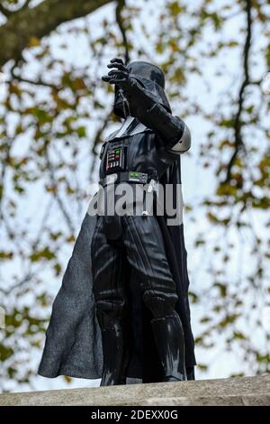 Bristol, Großbritannien. Dezember 2020. Zu Ehren des verstorbenen Schauspielers David Prowse aus Bristol, der den Bildschirmschurken Darth Vader in der Star Wars-Reihe spielte, wurde eine inoffizielle Statue von Darth Vader auf dem leeren Edward Colston Sockel aufgestellt. Der Sockel ist seit dem Sturz der Colston-Statue bei einem Protest gegen das schwarze Leben im Juni 2020 leer. Kredit: JMF Nachrichten/Alamy Live Nachrichten Stockfoto