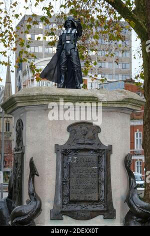 Bristol, Großbritannien. Dezember 2020. Zu Ehren des verstorbenen Schauspielers David Prowse aus Bristol, der den Bildschirmschurken Darth Vader in der Star Wars-Reihe spielte, wurde eine inoffizielle Statue von Darth Vader auf dem leeren Edward Colston Sockel aufgestellt. Der Sockel ist seit dem Sturz der Colston-Statue bei einem Protest gegen das schwarze Leben im Juni 2020 leer. Kredit: JMF Nachrichten/Alamy Live Nachrichten Stockfoto