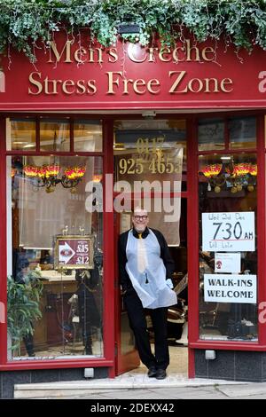 Bristol, Großbritannien. Dezember 2020. In Tier-3-Bristol sind mittlerweile nicht mehr so wichtige Geschäfte geöffnet, die die Menschen in die Stadt bringen. Immer Zeit für einen Haarschnitt; ein Friseur steht vor britischen Friseur Co-Shop auf Wein st... Stockfoto