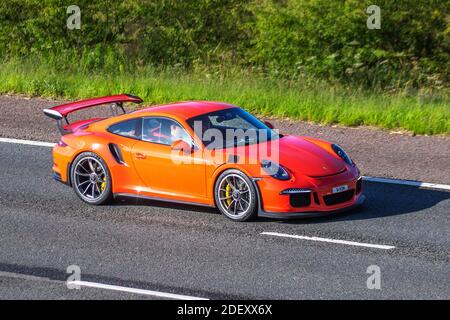 2016 Orange Porsche 911 GT3 RS Sportwagen ; Fahrzeugverkehr, Fahrzeuge bewegen, Autos, Fahrzeug fahren auf britischen Straßen, Motoren, Fahren auf der Autobahn M6 Autobahn UK Straßennetz. Stockfoto