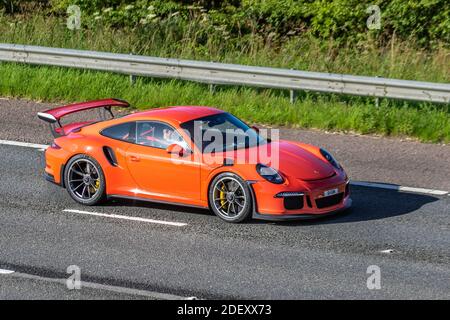 2016 Orange Porsche 911 GT3 RS Sportwagen ; Fahrzeugverkehr, Fahrzeuge bewegen, Autos, Fahrzeug fahren auf britischen Straßen, Motoren, Fahren auf der Autobahn M6 Autobahn UK Straßennetz. Stockfoto