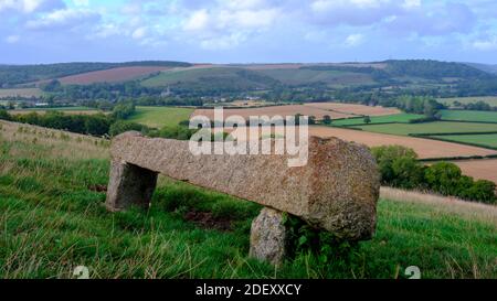 East Meon, UK - 21. August 2020: Blick über das South Downs Dorf East Meon aus der Nähe von Heyden Hill mit einer Steinbank im Vordergrund Stockfoto