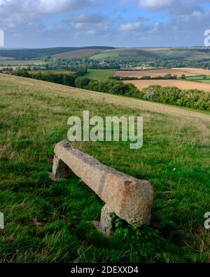 East Meon, UK - 21. August 2020: Blick über das South Downs Dorf East Meon aus der Nähe von Heyden Hill mit einer Steinbank im Vordergrund Stockfoto