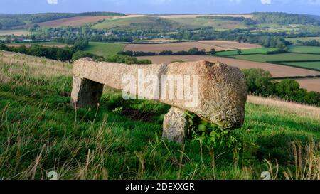 East Meon, UK - 21. August 2020: Blick über das South Downs Dorf East Meon aus der Nähe von Heyden Hill mit einer Steinbank im Vordergrund Stockfoto