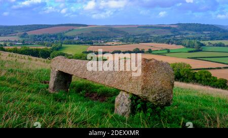 East Meon, UK - 21. August 2020: Blick über das South Downs Dorf East Meon aus der Nähe von Heyden Hill mit einer Steinbank im Vordergrund Stockfoto