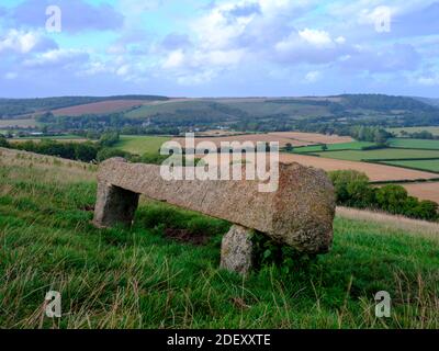 East Meon, UK - 21. August 2020: Blick über das South Downs Dorf East Meon aus der Nähe von Heyden Hill mit einer Steinbank im Vordergrund Stockfoto