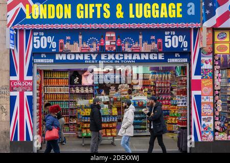 London, England. 02 Dezember 2020. Nach 27 Tagen nationaler Sperre in der Oxford Street im Zentrum von London im Vereinigten Königreich öffnet ein heller und farbiger Londoner Geschenke- und Gepäckladen. (Foto von Sam Mellish / Alamy Live News) Stockfoto