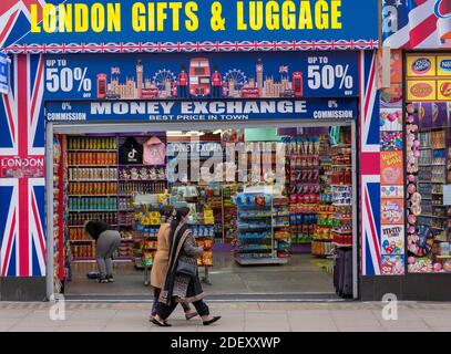 London, England. 02 Dezember 2020. Nach 27 Tagen nationaler Sperre in der Oxford Street im Zentrum von London im Vereinigten Königreich öffnet ein heller und farbiger Londoner Geschenke- und Gepäckladen. (Foto von Sam Mellish / Alamy Live News) Stockfoto