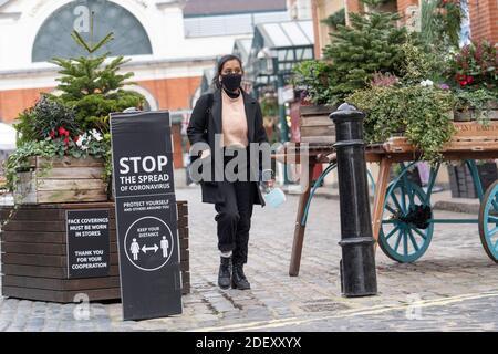 London, England. 02 Dezember 2020. Ein Schild "Stoop the Spread of Coronavrius" bei Covent Garden in Centeral London im Vereinigten Königreich. (Foto von Sam Mellish / Alamy Live News) Stockfoto