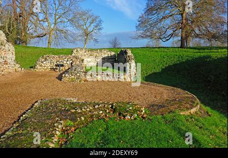 Blick auf die Ruinen der normannischen Kapelle aus dem 12. Jahrhundert und Umwandlung in ein befestigtes Herrenhaus aus dem 14. Jahrhundert in North Elmham, Norfolk, England, Großbritannien. Stockfoto