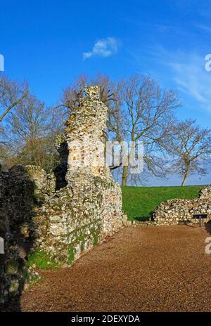 Blick auf die Ruinen der normannischen Kapelle aus dem 12. Jahrhundert und Umwandlung in ein befestigtes Herrenhaus aus dem 14. Jahrhundert in North Elmham, Norfolk, England, Großbritannien. Stockfoto