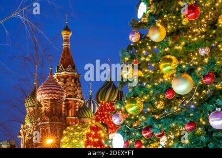 Weihnachtsbaum auf dem Roten Platz mit der Basilius-Kathedrale im Hintergrund, Moskau, Russland Stockfoto