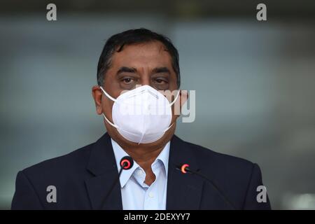 Ashai Mansingh, Direktor von Cricket West Indies (CWI) und Mitglied des Medical Advisory of ICC (International Cricket Council), sah während der Pressekonferenz eine Facemask tragen.als Teil einer Einschätzung für die West Indies' geplante Tour durch Bangladesch im Januar nächsten Jahres, Windies Delegierten, Inspizierte das Sher-e-Bangla National Stadium (SBNS) in Mirpur heute. Stockfoto