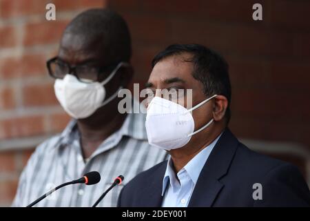 Ashai Mansingh, Direktor von Cricket West Indies (CWI) und Mitglied des Medical Advisory of ICC (International Cricket Council), sah während der Pressekonferenz eine Facemask tragen.als Teil einer Einschätzung für die West Indies' geplante Tour durch Bangladesch im Januar nächsten Jahres, Windies Delegierten, Inspizierte das Sher-e-Bangla National Stadium (SBNS) in Mirpur heute. Stockfoto