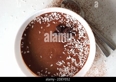 Nahaufnahme von Schokoladenmousse mit Kokosnuss und Kakao. Köstliches Hausgemachtes Dessert. Stockfoto