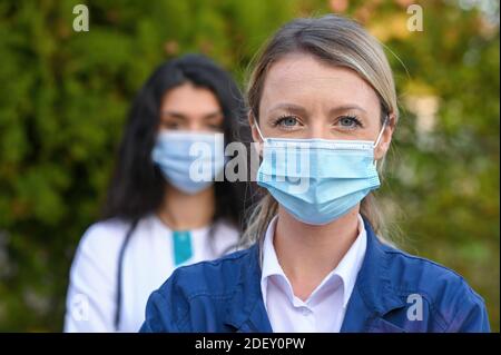 Eine selektive Aufnahme von Ärzten, die Gesichtsmasken im Freien tragen Stockfoto