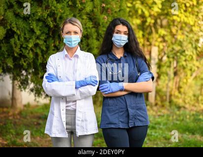 Eine flache Aufnahme von Ärzten, die Gesichtsmasken im Freien tragen Stockfoto
