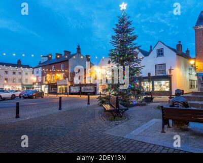 Weihnachtsbaum mit Lichtern in der Dämmerung auf dem Marktplatz In Knaresborough North Yorkshire England Stockfoto