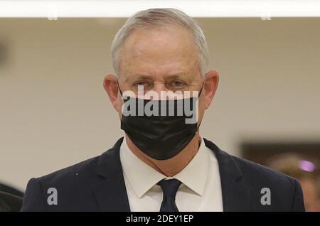 Jerusalem, Israel. Dezember 2020. Der israelische Verteidigungsminister Benny Gantz verlässt die israelische Knesset (Parlament) nach der Abstimmung über die Auflösung der Knesset am Mittwoch, den 2. Dezember 2020 in Jerusalem, Israel. Die Knesset stimmte in einer Vorabstimmung zu, sich aufzulösen, was Israel in die vierte Wahl in weniger als zwei Jahren stürzen könnte. Pool Foto von Alex Kolomoisky/UPI Kredit: UPI/Alamy Live News Stockfoto