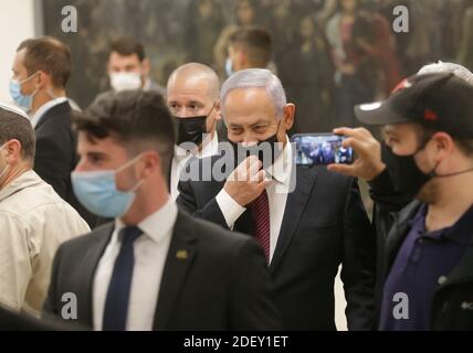 Jerusalem, Israel. Dezember 2020. Der israelische Ministerpräsident Benjamin Netanjahu (C) verlässt die israelische Knesset (Parlament) nach der Abstimmung über die Auflösung der Knesset, in Jerusalem, Israel, am Mittwoch, 2. Dezember 2020. Die Knesset stimmte in einer Vorabstimmung zu, sich aufzulösen, was Israel in die vierte Wahl in weniger als zwei Jahren stürzen könnte. Pool Foto von Alex Kolomoisky/UPI Kredit: UPI/Alamy Live News Stockfoto