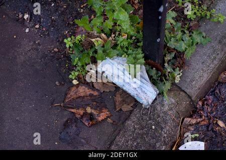 Hackney, London, 19. November 2020 während der Covid-19 (Coronavirus) Pandemie. Verworfene Gesichtsmask. Greenwood Road. Stockfoto